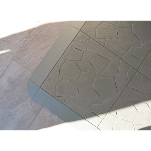 Dettaglio di bordo/cordolo t.b.t. con motivo irregolare.