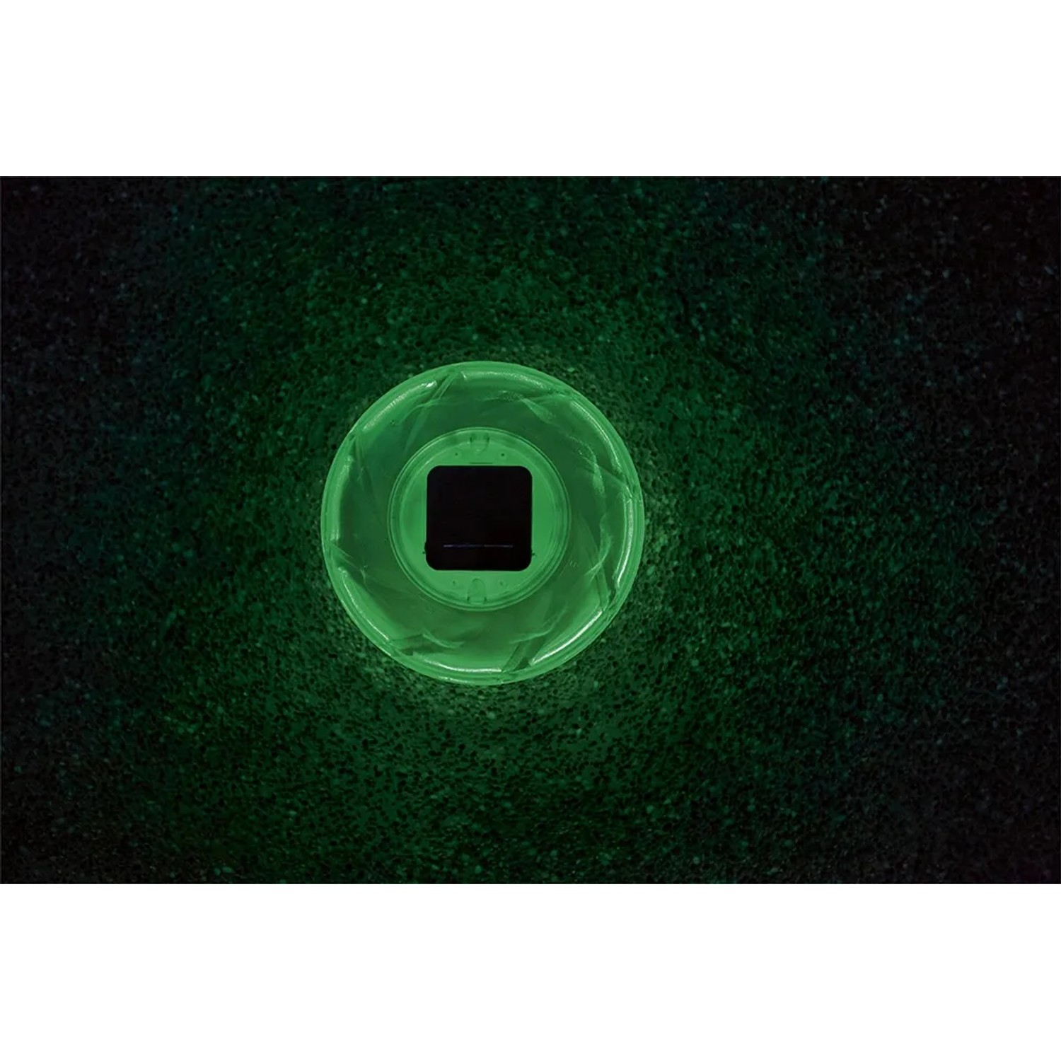 Luce solare LED verde Flowclear per piscina su erba, illuminazione suggestiva.