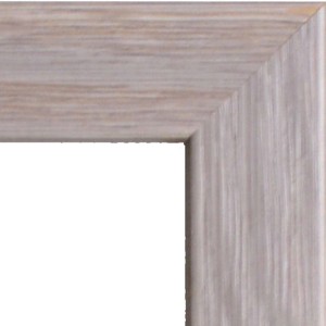 Dettaglio di una cornice in legno chiaro.