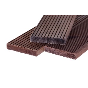 Primo piano di listoni per pavimentazioni esterne marroni con superficie scanalata.