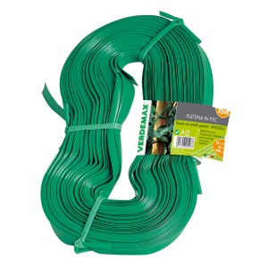Striscia verde t.b.t. in PVC, arrotolata e fissata con fascette. Accessorio per giardinaggio.