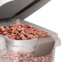 Dettaglio di un contenitore per alimenti per cani t.b.t., pieno di cibo per cani.