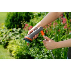 Gardena Comfort lancia per irrigazione 90 cm in azione: irrigazione con testina a spruzzo regolabile.