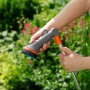 Gardena Comfort lancia per irrigazione 90 cm in azione: irrigazione con testina a spruzzo regolabile.