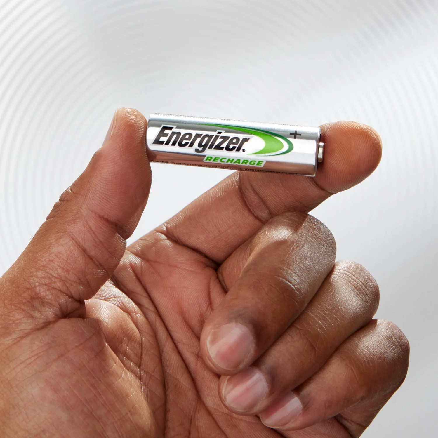 Pila Energizer Power Plus AA in mano, confezione da 4 Mignon 2000 mAh.