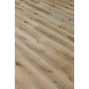 Primo piano: Pavimento in laminato marrone chiaro posato con effetto legno.