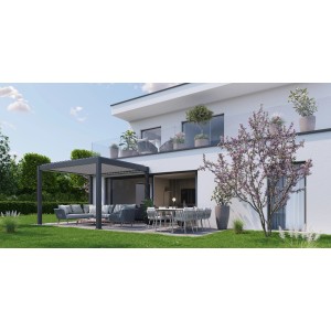 Pergola Biohort grigio scuro come copertura per patio con mobili da giardino di fronte a una casa moderna.