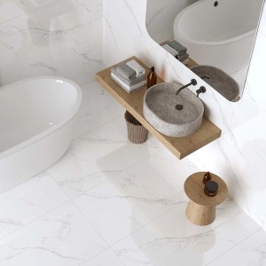 Bagno luminoso con piastrelle effetto marmo bianco. Piastrelle per pavimenti in bagno moderno.