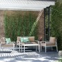 Set lounge divano Noralee 4 pezzi bianco con tavolo e cuscini marroni.