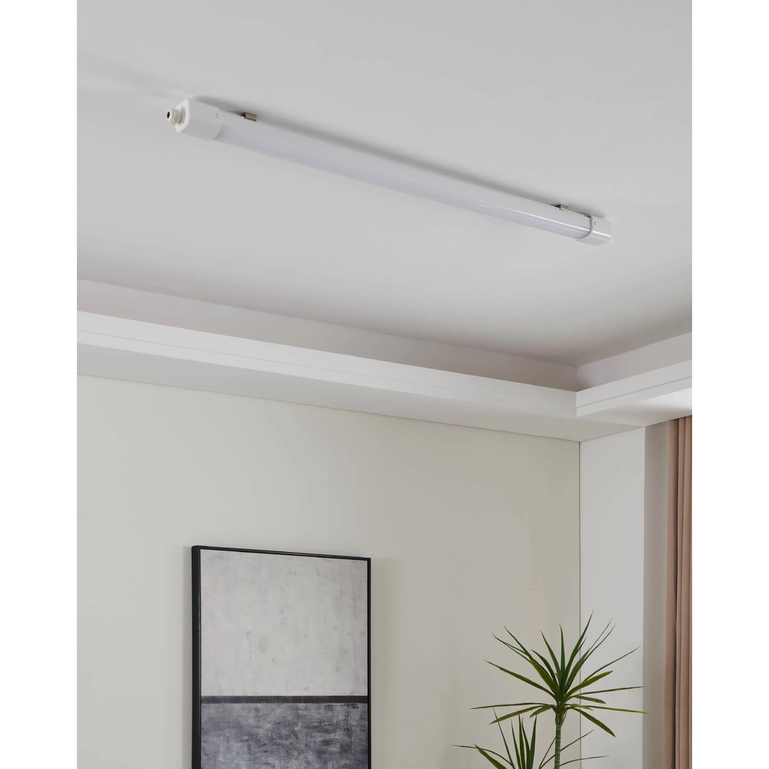 Lampada stagna a LED Eglo Slim bianca (110,5 cm) montata a soffitto.