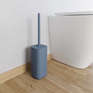 Set scopino WC blu t.b.t. accanto a un water su un pavimento in legno.