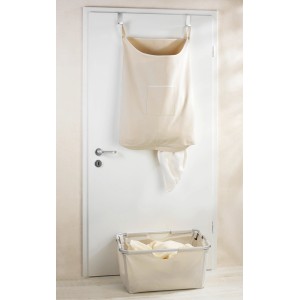 Cesto portabiancheria da porta beige Wenko Canguro (65 l) e cesto portabiancheria con vestiti.