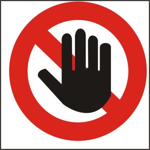 Segnale di divieto: mano in cerchio rosso con barra trasversale. Targhe.