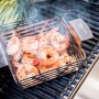 Cesti Char-Broil Grill+ (set da 2) con gamberi e verdure sulla griglia.