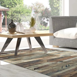 Tappeto moderno con design a listoni di legno, marrone e grigio.