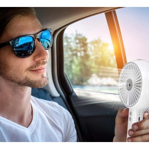 Uomo che usa il ventilatore t.b.t. in auto per rinfrescarsi.