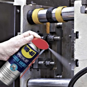 Grasso adesivo WD-40 Specialist in uso. Lubrificante per industria e officina.