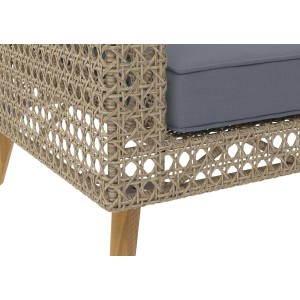 Dettaglio di un set di mobili da giardino con effetto rattan e cuscini grigi.