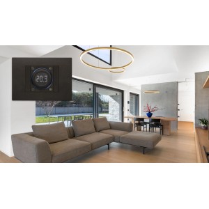 Termostato t.b.t. in moderno soggiorno con divano e tavolo da pranzo.