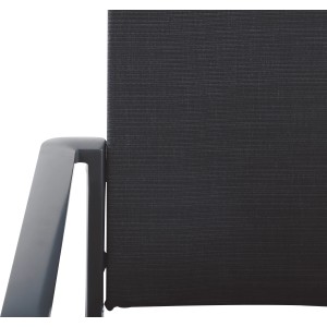 Dettaglio: Sedia impilabile Pacora nera con rivestimento in tessuto e bracciolo.