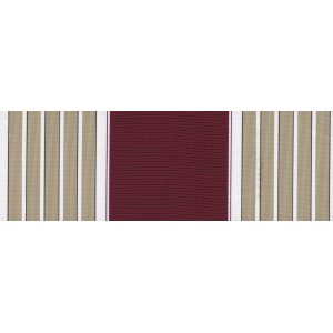 Dettaglio di un campione di tessuto per tende a rullo t.b.t. in beige, bianco e bordeaux.