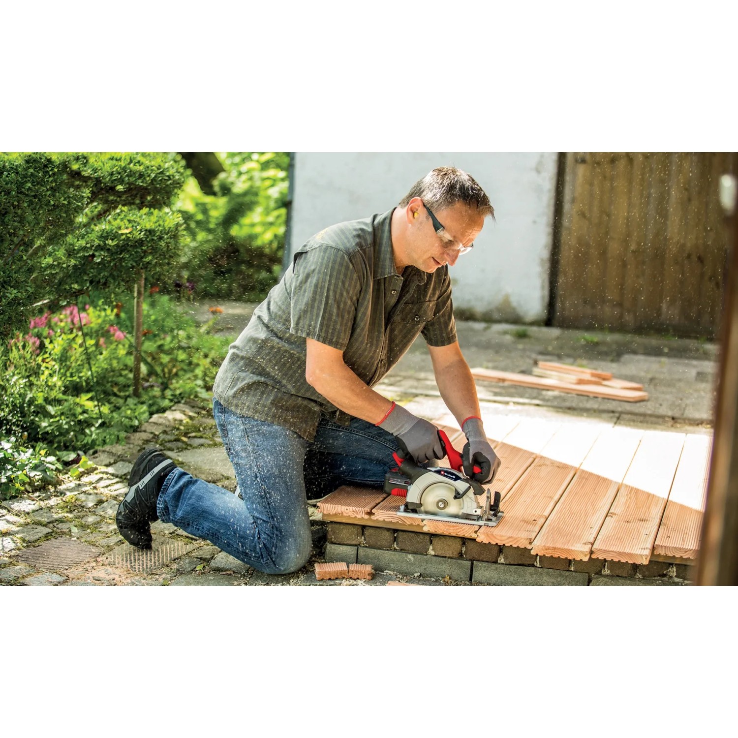 Einhell Power X-Change TE-CS 18/165-1 Li Solo sega circolare a batteria in uso per tagliare il legno in giardino.