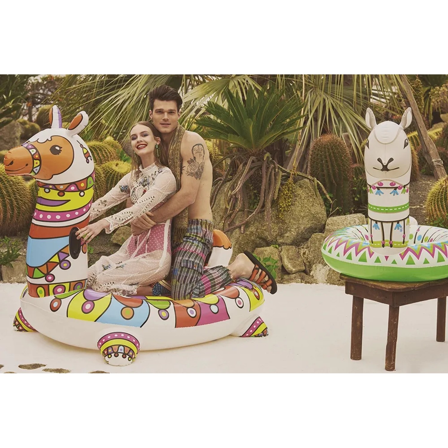 Galleggiante Bestway POP Llama, 193 cm, con due persone in giardino.