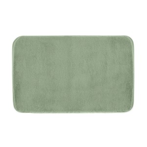 Tappeto da bagno rettangolare verde chiaro.
