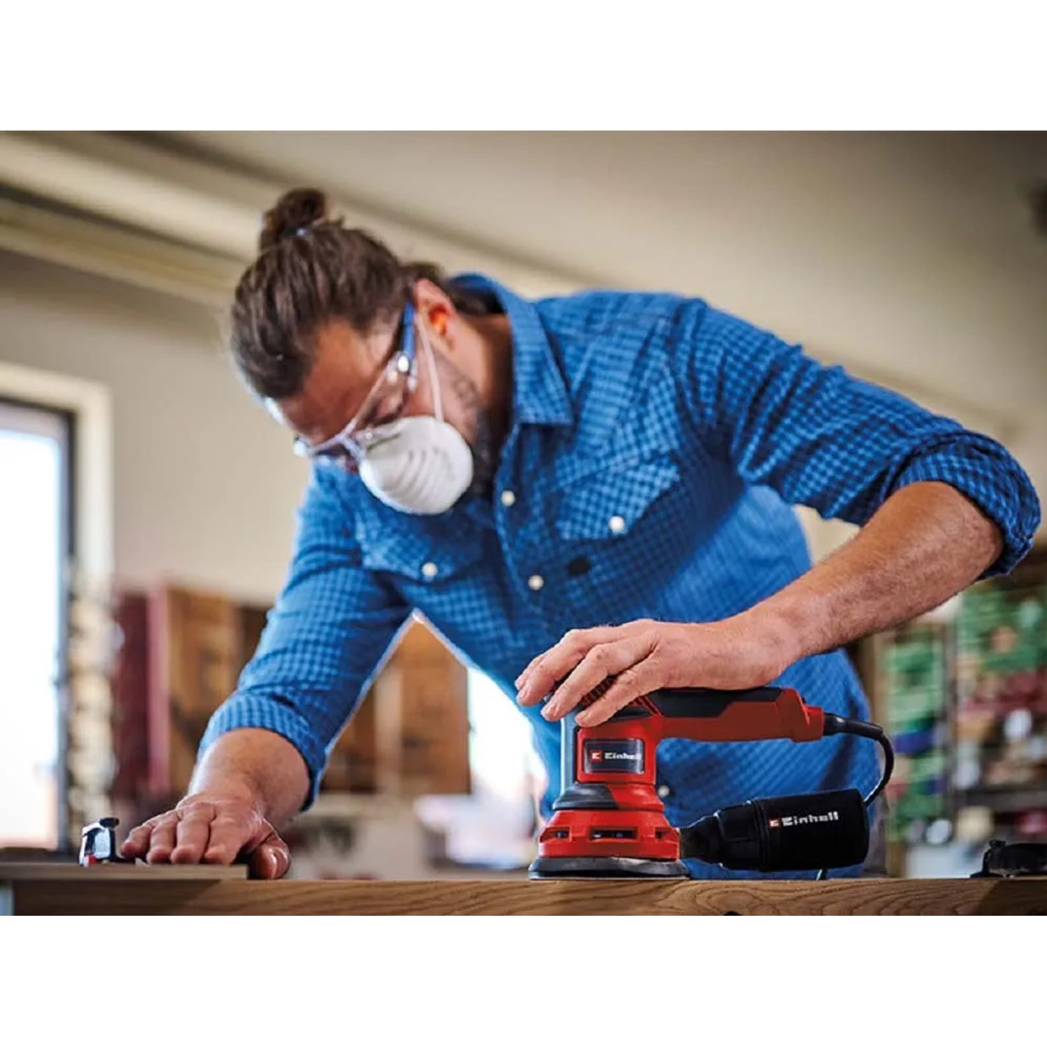 Levigatrice eccentrica Einhell TC-RS 425 E in uso su superficie in legno.