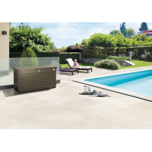 Biohort FreizeitBox 130 in bronzo metallizzato accanto alla piscina. Box universale per giardino e terrazza.
