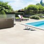 Biohort FreizeitBox 130 in bronzo metallizzato accanto alla piscina. Box universale per giardino e terrazza.