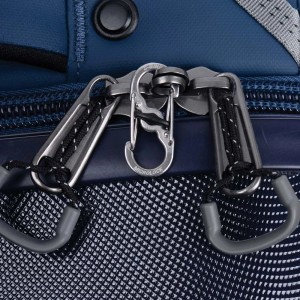 Dettaglio: moschettone t.b.t. su bagaglio blu con cerniera.