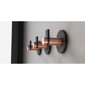 Appendiabiti da parete con tre ganci in rame e nero, parte degli accessori per pareti e contenitori.