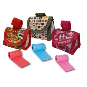 Distributori di sacchetti igienici per cani multicolore con vari design e rotoli in rosso, blu e rosa.