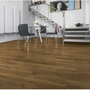 Pavimento laminato effetto legno posato in un soggiorno.