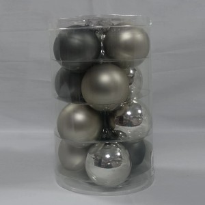 Set di sfere natalizie grigie, argentate e a specchio in contenitore trasparente.