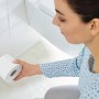 Donna che carica il porta rotolo di ricambio cromato Tesa Smooz in bagno.