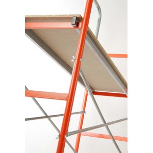 Dettaglio di un cavalletto arancione (t.b.t.) con piattaforma in legno.