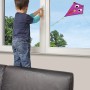 Bambino apre la serratura bianca per finestre e balconi. Protezione anticaduta.