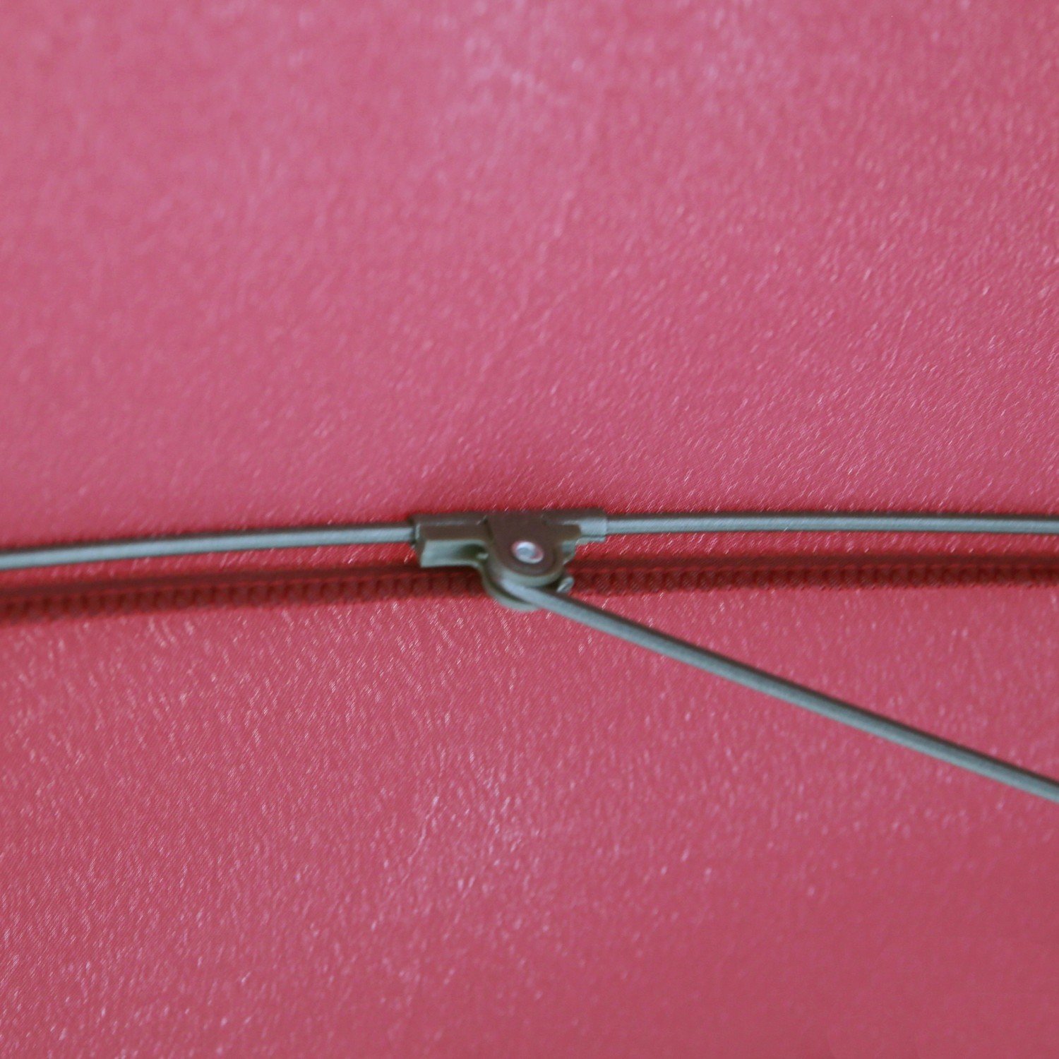 Dettaglio ombrellone da mercato Limon, Ø 270 cm, bordeaux, con stecche in acciaio.