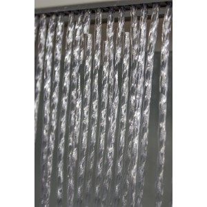 Tenda per porta trasparente di t.b.t. con fili intrecciati.