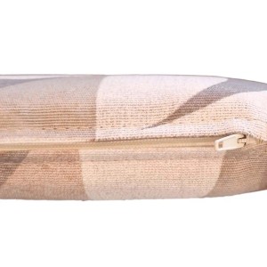 Dettaglio di un cuscino chiaro con cerniera. Ideale per federe.