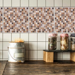 Adesivi murali a mosaico nei toni del marrone e del beige come paraschizzi in cucina.