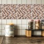 Adesivi murali a mosaico nei toni del marrone e del beige come paraschizzi in cucina.