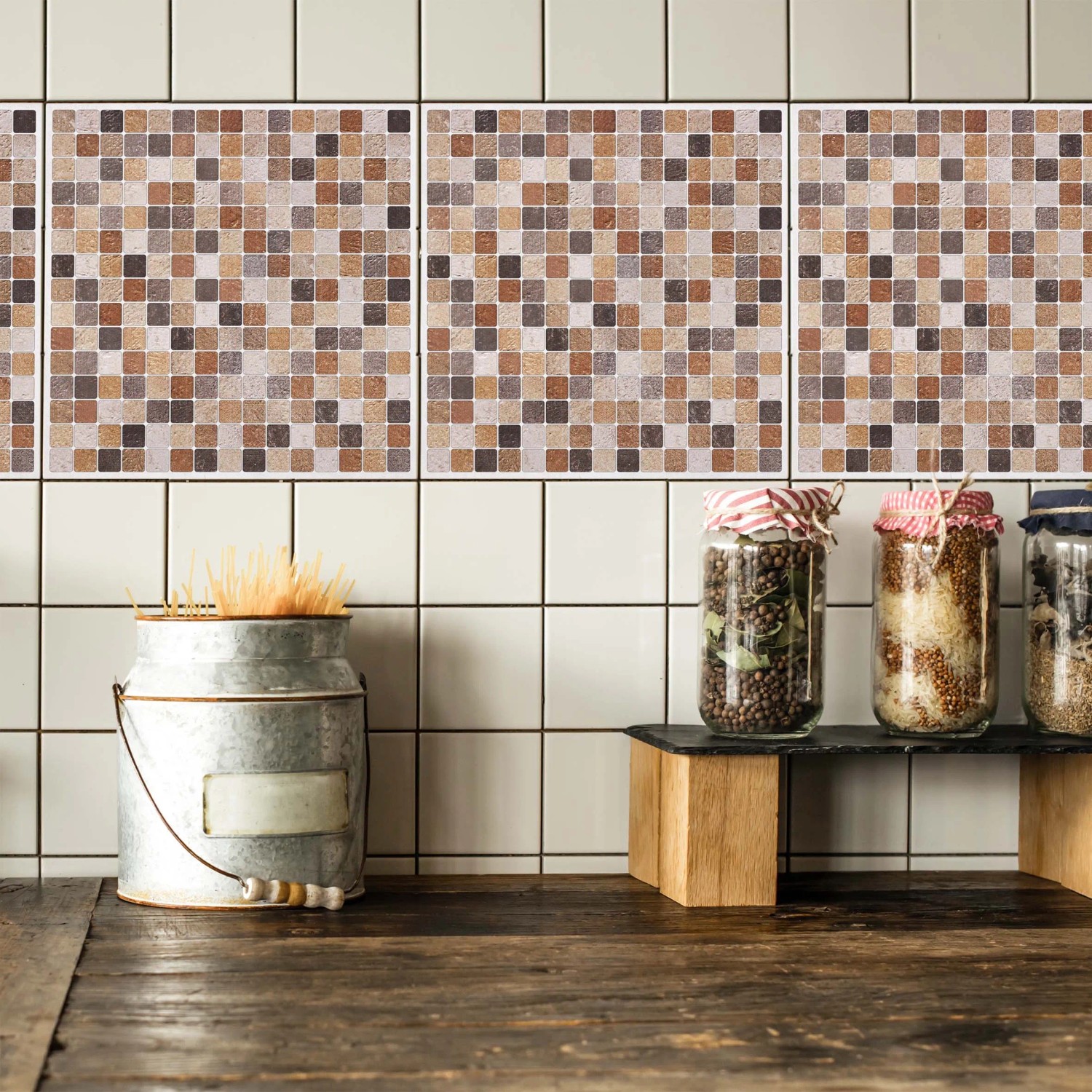 Adesivi murali a mosaico nei toni del marrone e del beige come paraschizzi in cucina.