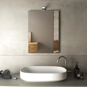 Specchio da parete rettangolare in un ambiente bagno moderno.