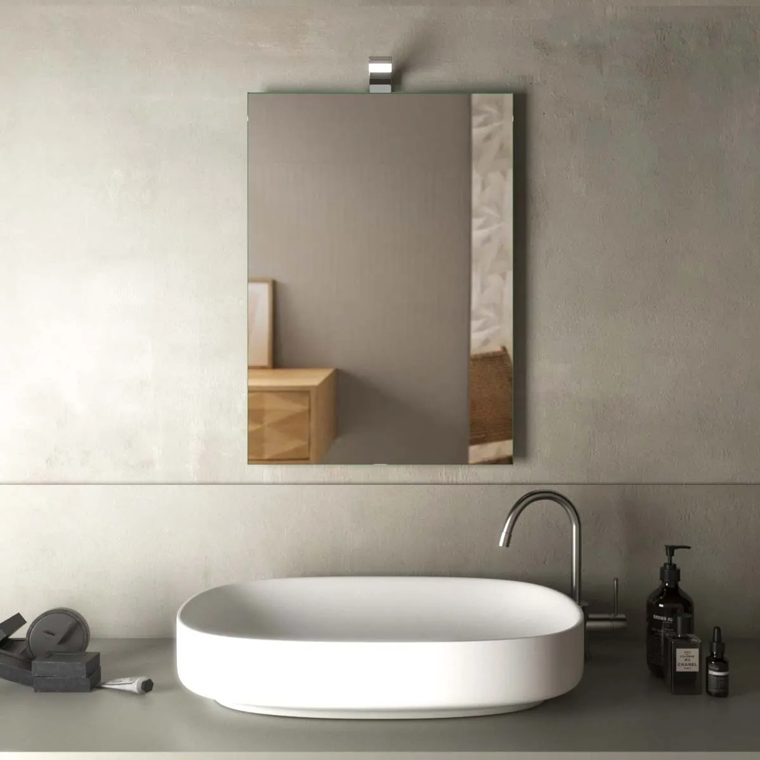 Specchio da parete rettangolare in un ambiente bagno moderno.