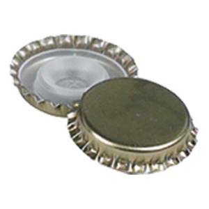 Tappi a corona dorati per chiusure di bottiglie, primo piano.