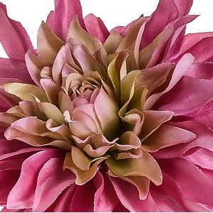 Primo piano di un fiore artificiale rosa (t.b.t.) della categoria Piante finte.