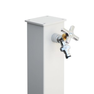 Punto acqua da giardino bianco con rubinetto cromato per il giardino.